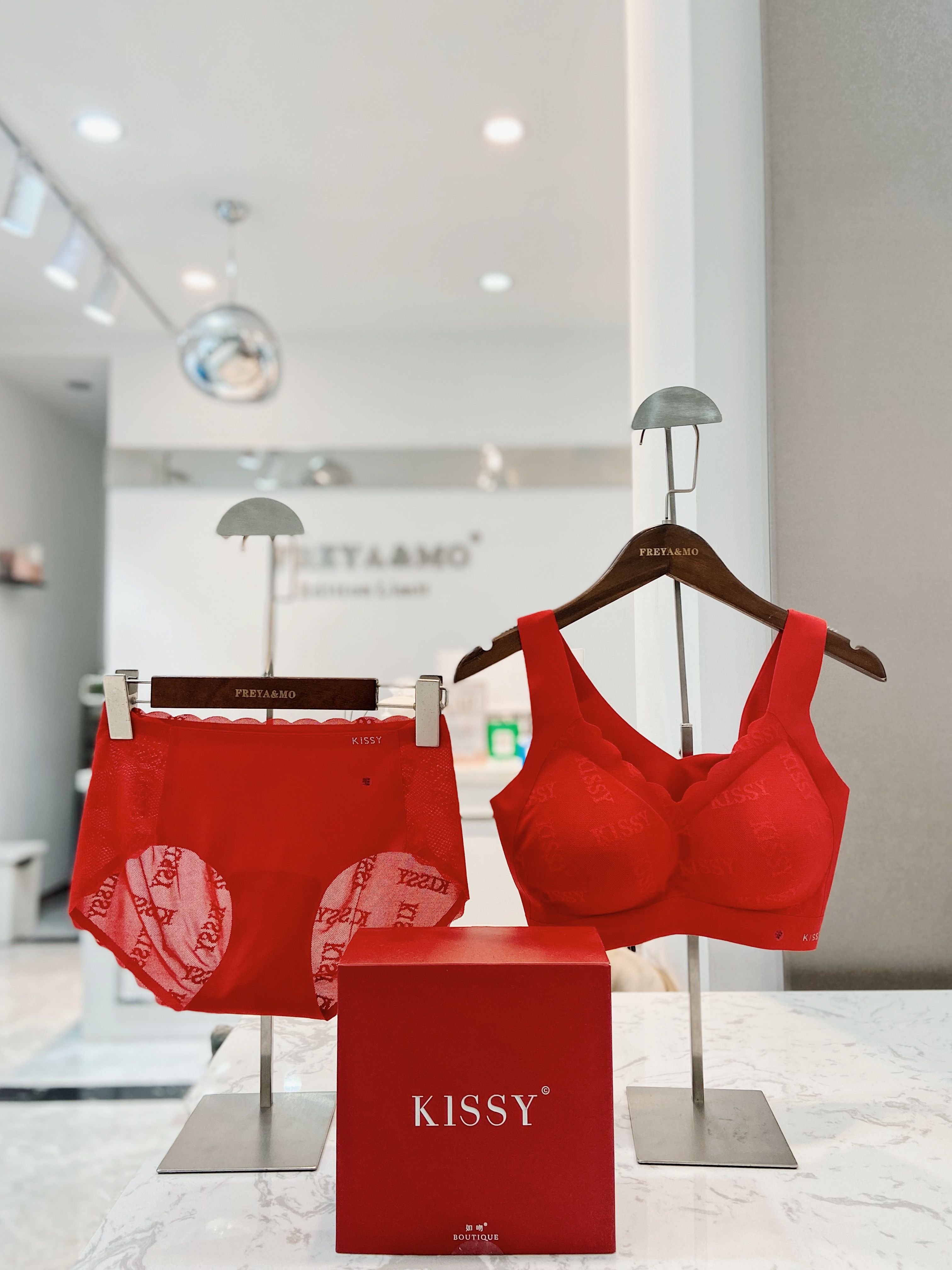 限量蕾絲紅背心