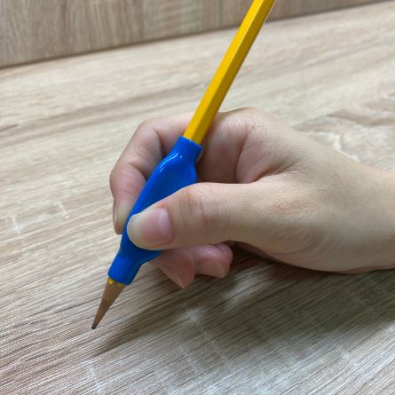 【基本款】書寫型握筆器~ 三角結構，材質舒適，左右手皆適用 !