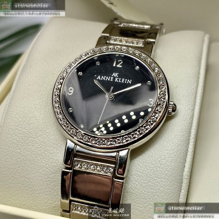 ANNE KLEIN安妮克萊恩女錶，編號AN00630，28mm銀圓形精鋼錶殼，黑色簡約錶面，銀色精鋼錶帶款，好穿搭!