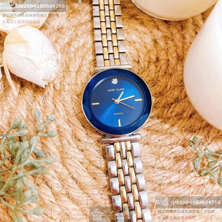 AnneKlein手錶，編號AN00431，24mm金色圓形精鋼錶殼，寶藍色簡約錶面，金銀相間精鋼錶帶款
