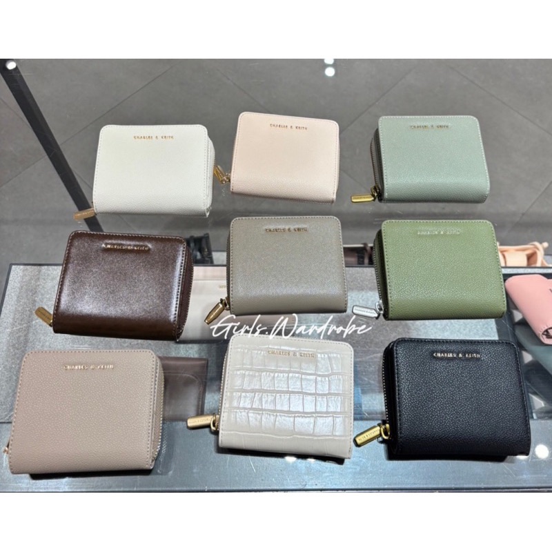 【𝐆𝐢𝐫𝐥𝐬.𝐖𝐚𝐫𝐝𝐫𝐨𝐛𝐞新加坡小CK正品代購】立體logo耐刮拉鍊式短夾10770420