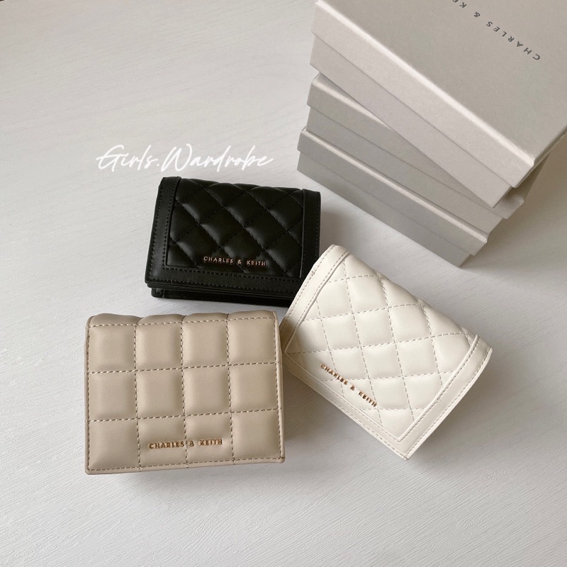 【𝐆𝐢𝐫𝐥𝐬.𝐖𝐚𝐫𝐝𝐫𝐨𝐛𝐞新加坡小CK正品代購】超美新款✨奶茶色 寶寶藍菱格短夾WOC 錢