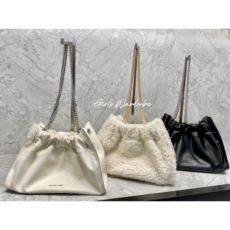 【𝐆𝐢𝐫𝐥𝐬.𝐖𝐚𝐫𝐝𝐫𝐨𝐛𝐞新加坡小CK正品代購】束口毛絨/皮革大容量雲朵包 單肩包 斜背包