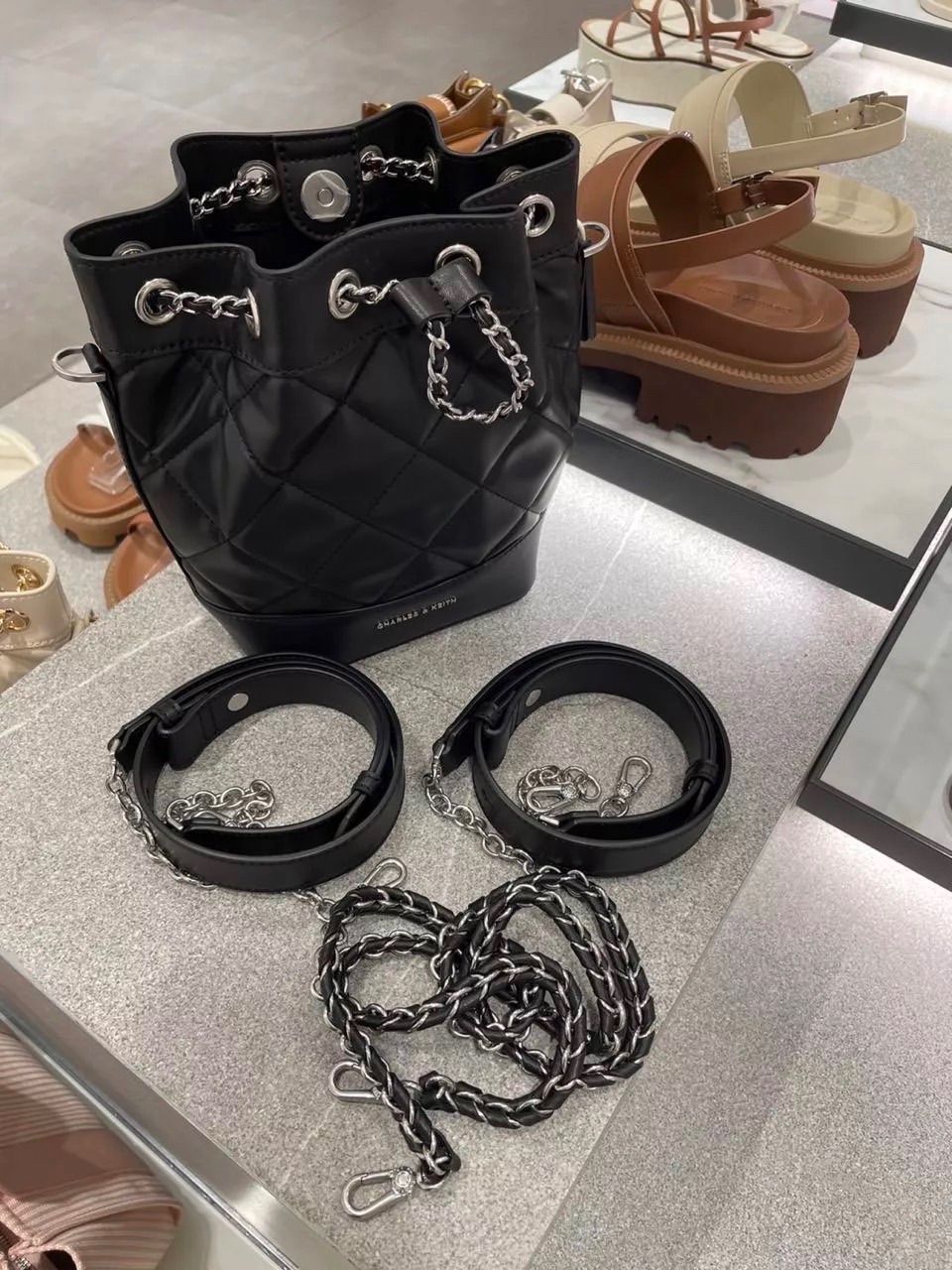 【𝐆𝐢𝐫𝐥𝐬.𝐖𝐚𝐫𝐝𝐫𝐨𝐛𝐞新加坡小CK正品代購】菱格水桶包 後背包