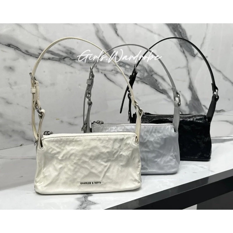 【𝐆𝐢𝐫𝐥𝐬.𝐖𝐚𝐫𝐝𝐫𝐨𝐛𝐞新加坡小CK正品代購】Lark皺摺感小方包 單肩包 斜背包 麻