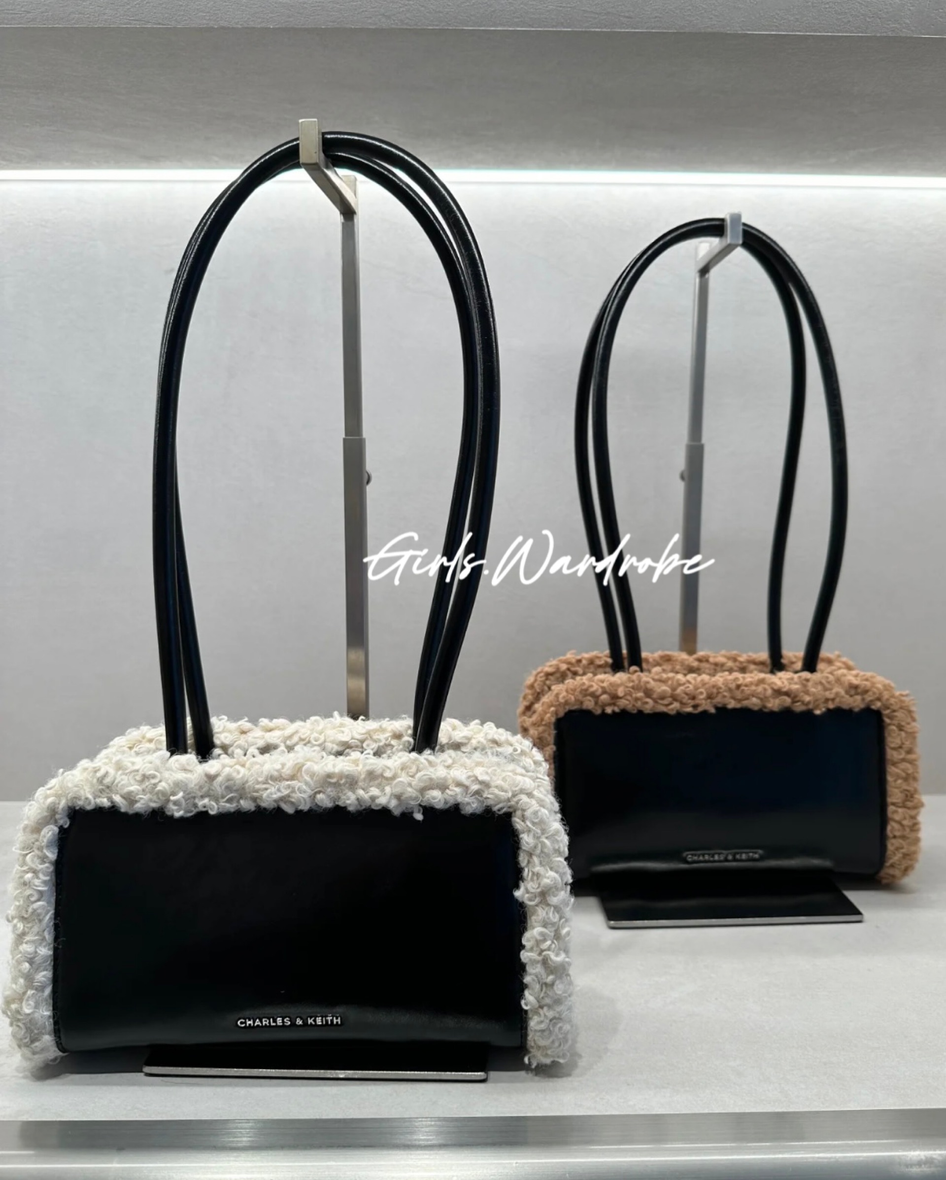 【𝐆𝐢𝐫𝐥𝐬.𝐖𝐚𝐫𝐝𝐫𝐨𝐛𝐞新加坡小CK正品代購】毛絨拼接皮革肩背包 單肩包 手提包CK2