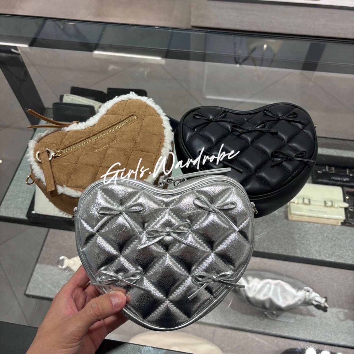 【𝐆𝐢𝐫𝐥𝐬.𝐖𝐚𝐫𝐝𝐫𝐨𝐛𝐞新加坡小CK正品代購】甜酷愛心菱格鍊條斜背包80151353聖