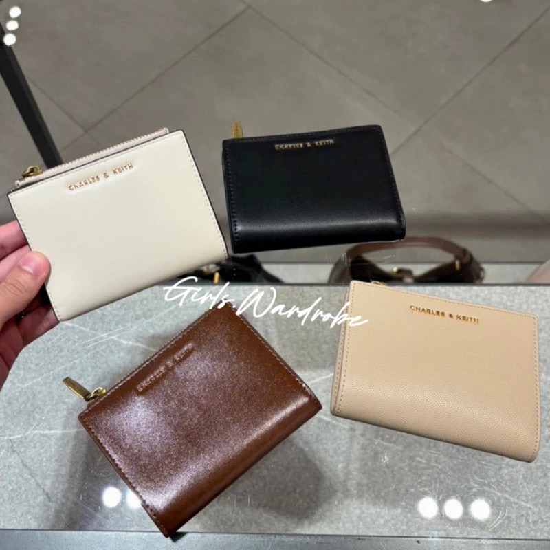【𝐆𝐢𝐫𝐥𝐬.𝐖𝐚𝐫𝐝𝐫𝐨𝐛𝐞新加坡小CK正品代購】熱銷多色簡約素面短夾 錢包1068090