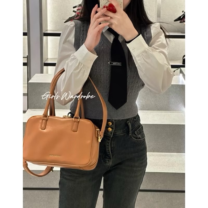 ￼【𝐆𝐢𝐫𝐥𝐬.𝐖𝐚𝐫𝐝𝐫𝐨𝐛𝐞新加坡小CK正品代購】附背帶波士頓包 保齡球包 肩背包 斜背包