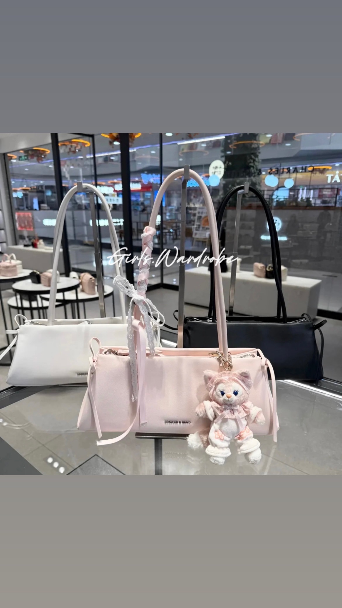 【𝐆𝐢𝐫𝐥𝐬.𝐖𝐚𝐫𝐝𝐫𝐨𝐛𝐞新加坡小CK正品代購】2025情人節浪漫粉蝴蝶結肩背包/斜背包
