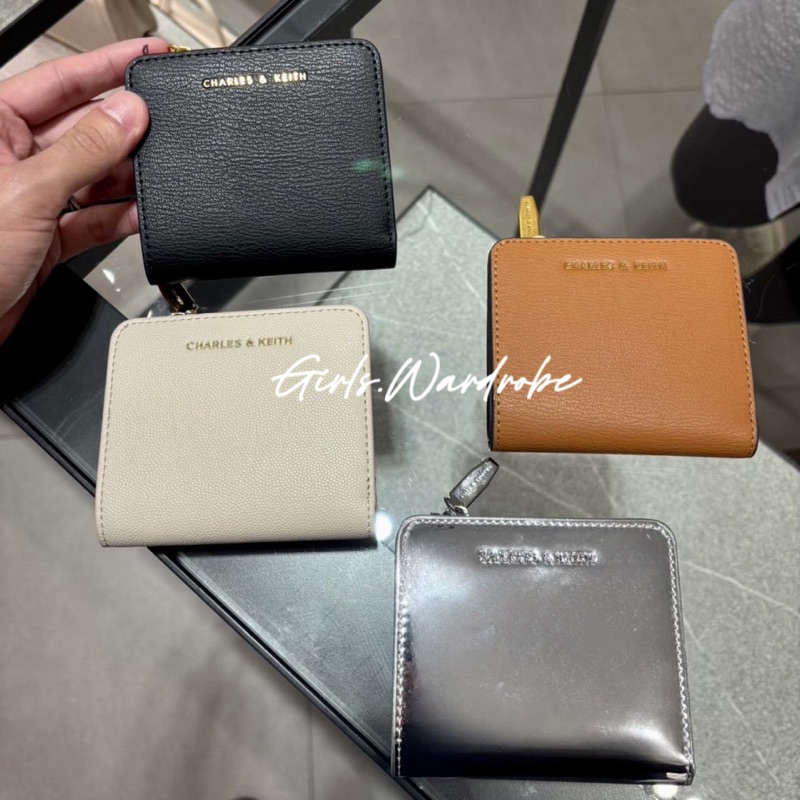 【𝐆𝐢𝐫𝐥𝐬.𝐖𝐚𝐫𝐝𝐫𝐨𝐛𝐞新加坡小CK正品代購】立體logo荔枝紋/金屬感銀色摺疊短夾 錢