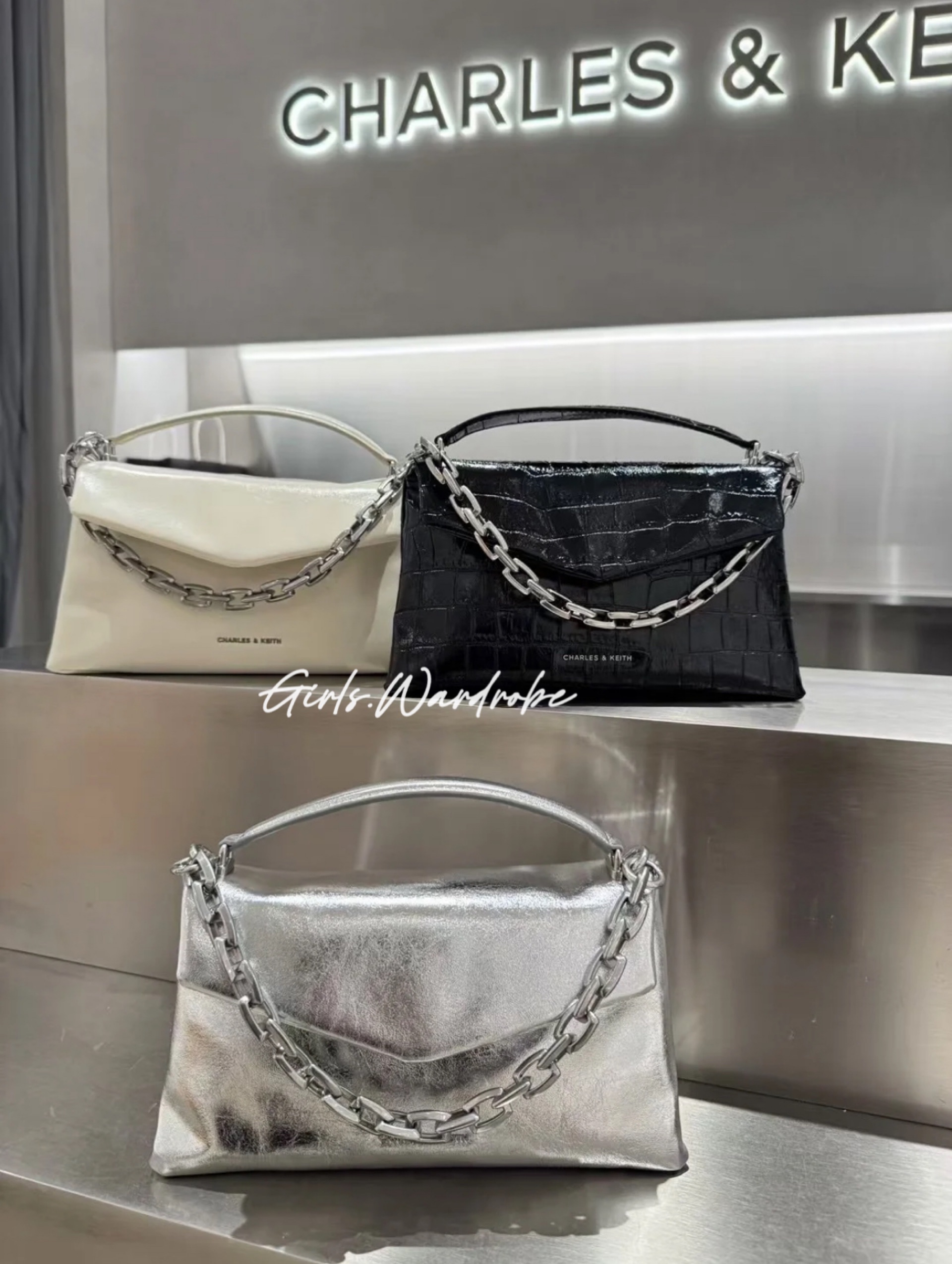 【𝐆𝐢𝐫𝐥𝐬.𝐖𝐚𝐫𝐝𝐫𝐨𝐛𝐞新加坡小CK正品代購】鍊條信封包 小方包CK2-5027147