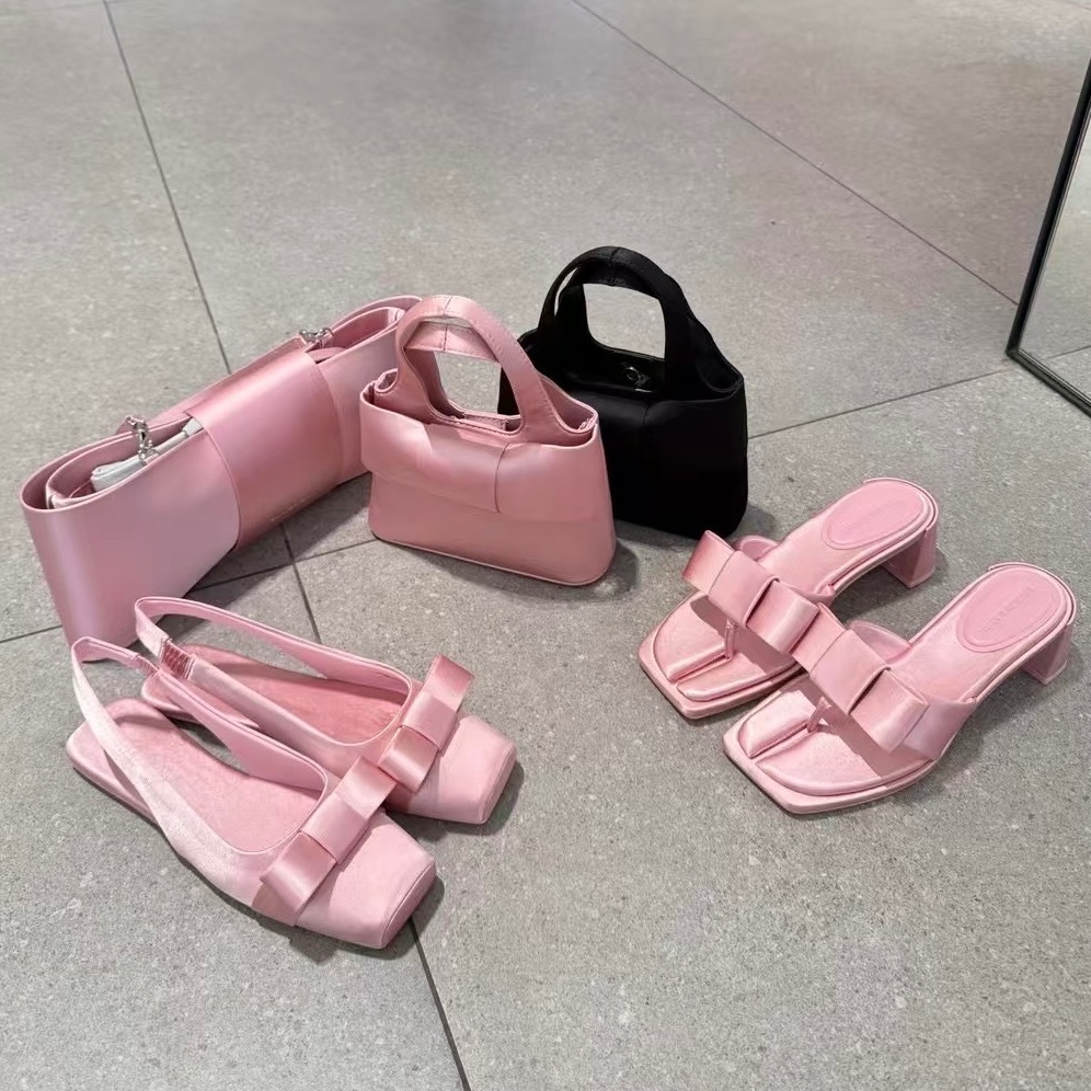 【𝐆𝐢𝐫𝐥𝐬.𝐖𝐚𝐫𝐝𝐫𝐨𝐛𝐞新加坡小CK正品代購】緞面蝴蝶結🎀法棍包/手提包