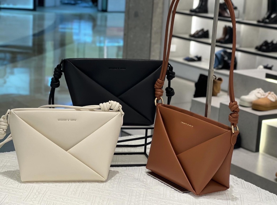 【𝐆𝐢𝐫𝐥𝐬.𝐖𝐚𝐫𝐝𝐫𝐨𝐛𝐞新加坡小CK正品代購】幾何不規則大容量綁結斜背包 小方包