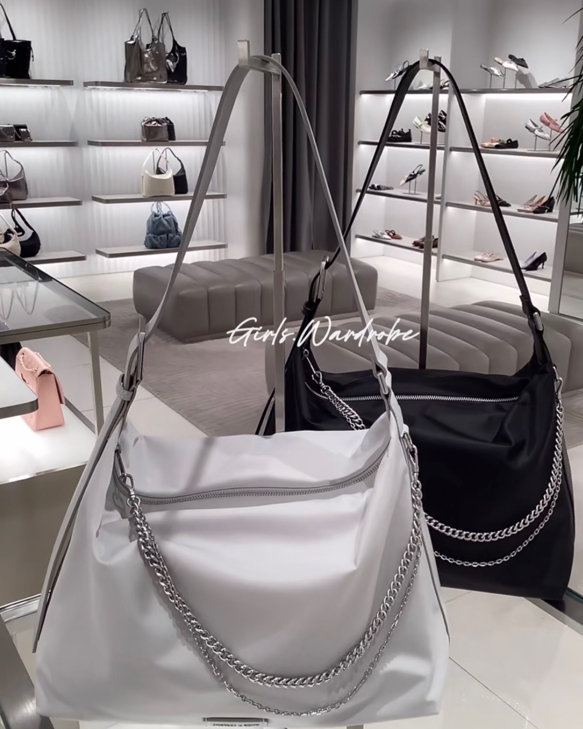 【𝐆𝐢𝐫𝐥𝐬.𝐖𝐚𝐫𝐝𝐫𝐨𝐛𝐞新加坡小CK正品代購】尼龍雙鍊流浪包