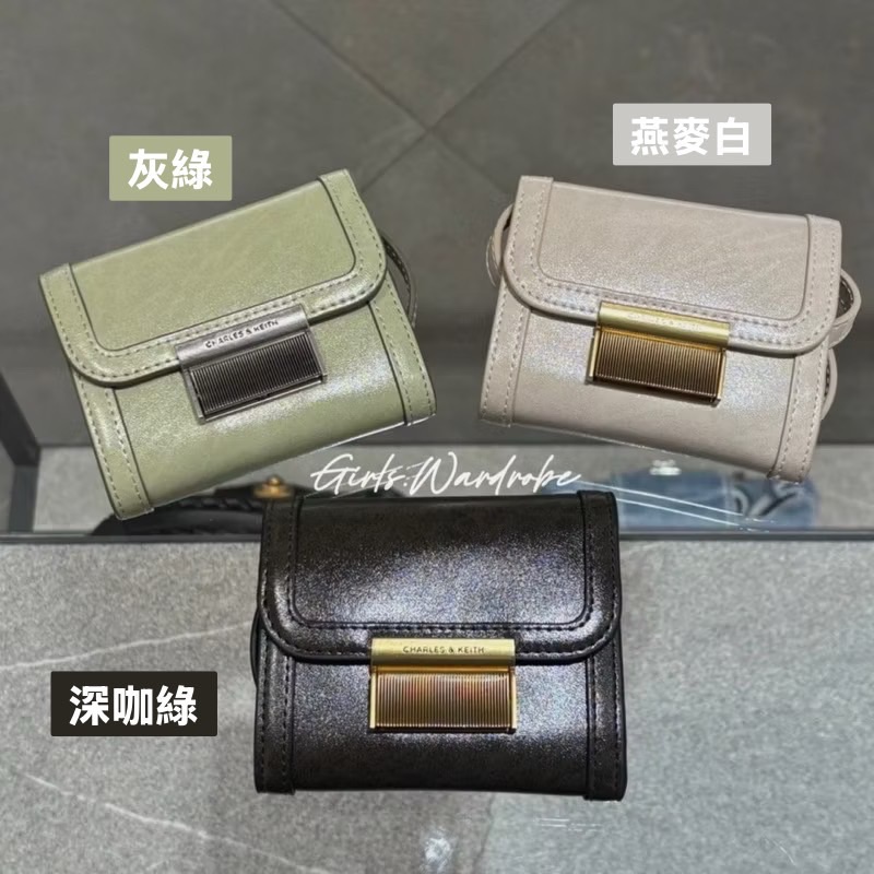 【𝐆𝐢𝐫𝐥𝐬.𝐖𝐚𝐫𝐝𝐫𝐨𝐛𝐞新加坡小CK正品代購】Charlot三摺金屬釦woc短夾附背帶