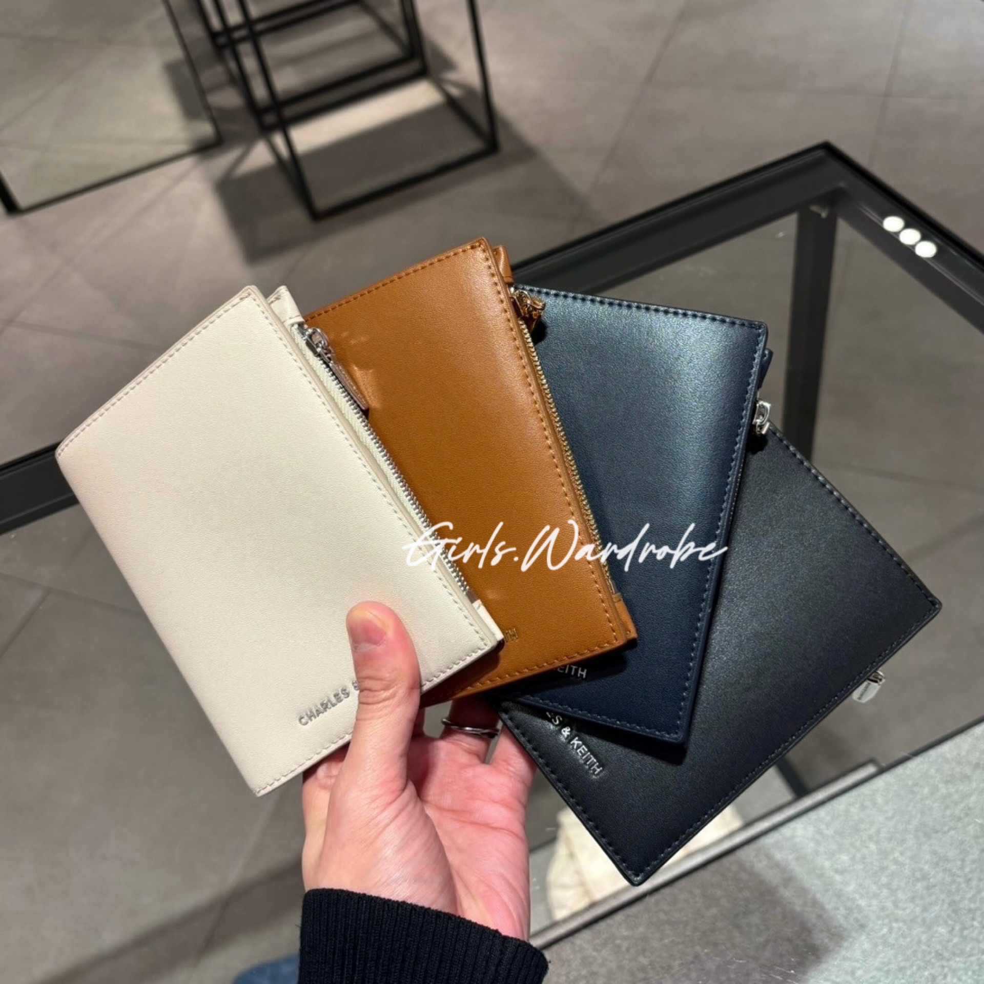 【𝐆𝐢𝐫𝐥𝐬.𝐖𝐚𝐫𝐝𝐫𝐨𝐛𝐞新加坡小CK正品代購】Noelle簡約護照夾 卡夾 錢包
