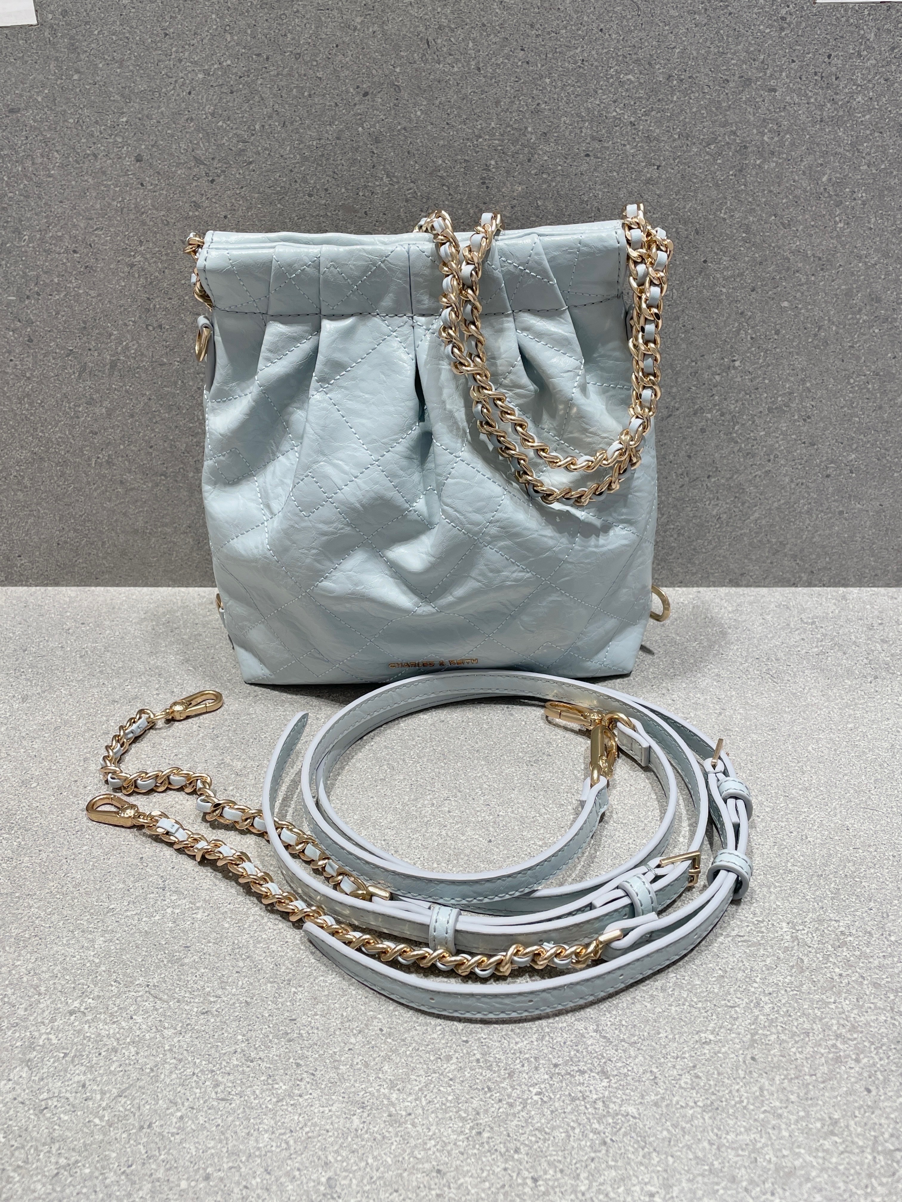 【𝐆𝐢𝐫𝐥𝐬.𝐖𝐚𝐫𝐝𝐫𝐨𝐛𝐞新加坡小CK正品代購】迷你款S蝴蝶結/菱格鍊條流浪包 後背包 托
