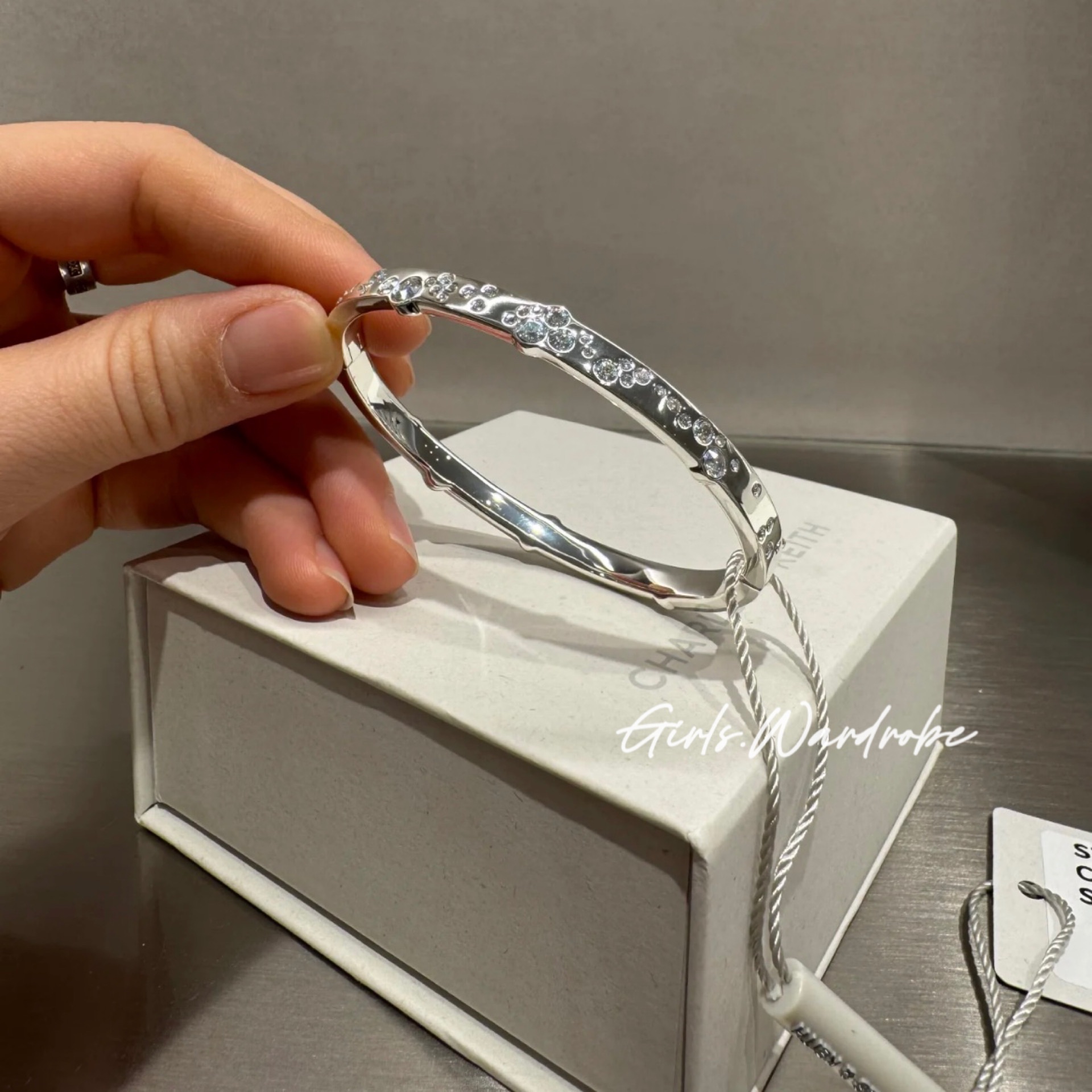 【𝐆𝐢𝐫𝐥𝐬.𝐖𝐚𝐫𝐝𝐫𝐨𝐛𝐞新加坡小CK正品代購】 Reverie 施華洛世奇®水晶手環 手