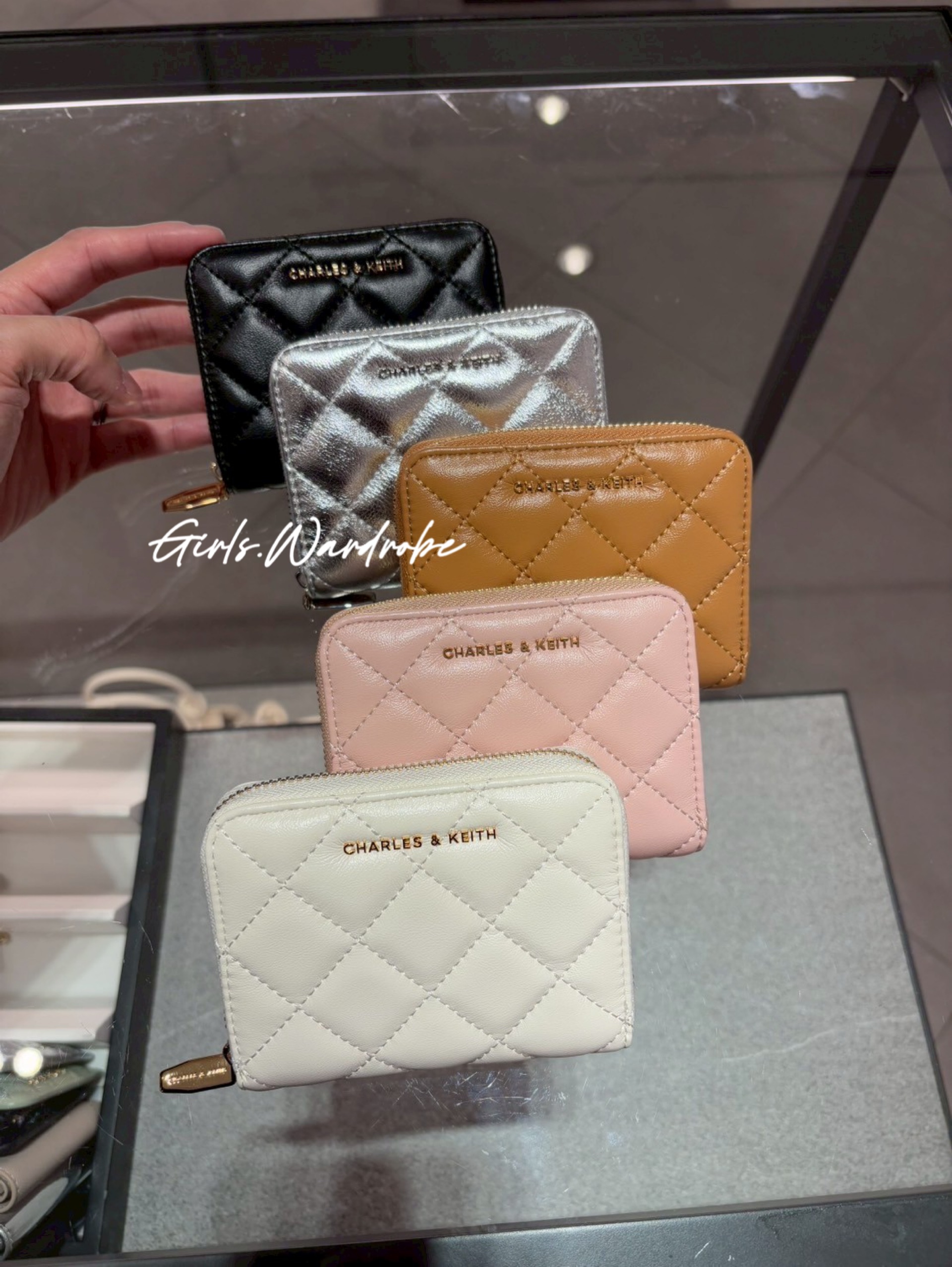 【𝐆𝐢𝐫𝐥𝐬.𝐖𝐚𝐫𝐝𝐫𝐨𝐛𝐞新加坡小CK正品代購】Alva菱格紋拉鍊短夾 錢包 卡夾 卡包