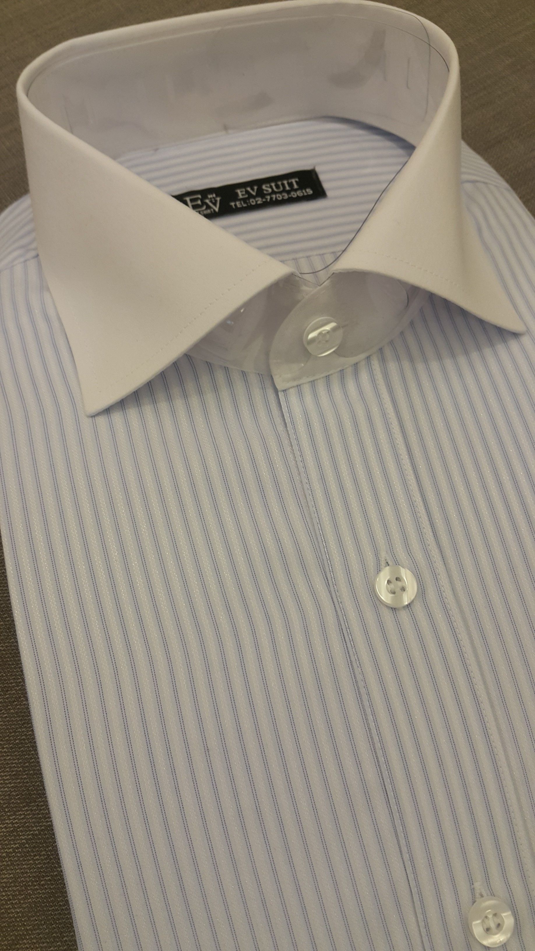 淡雅系列，藍色條紋襯衫，搭配白色領子舒適質感