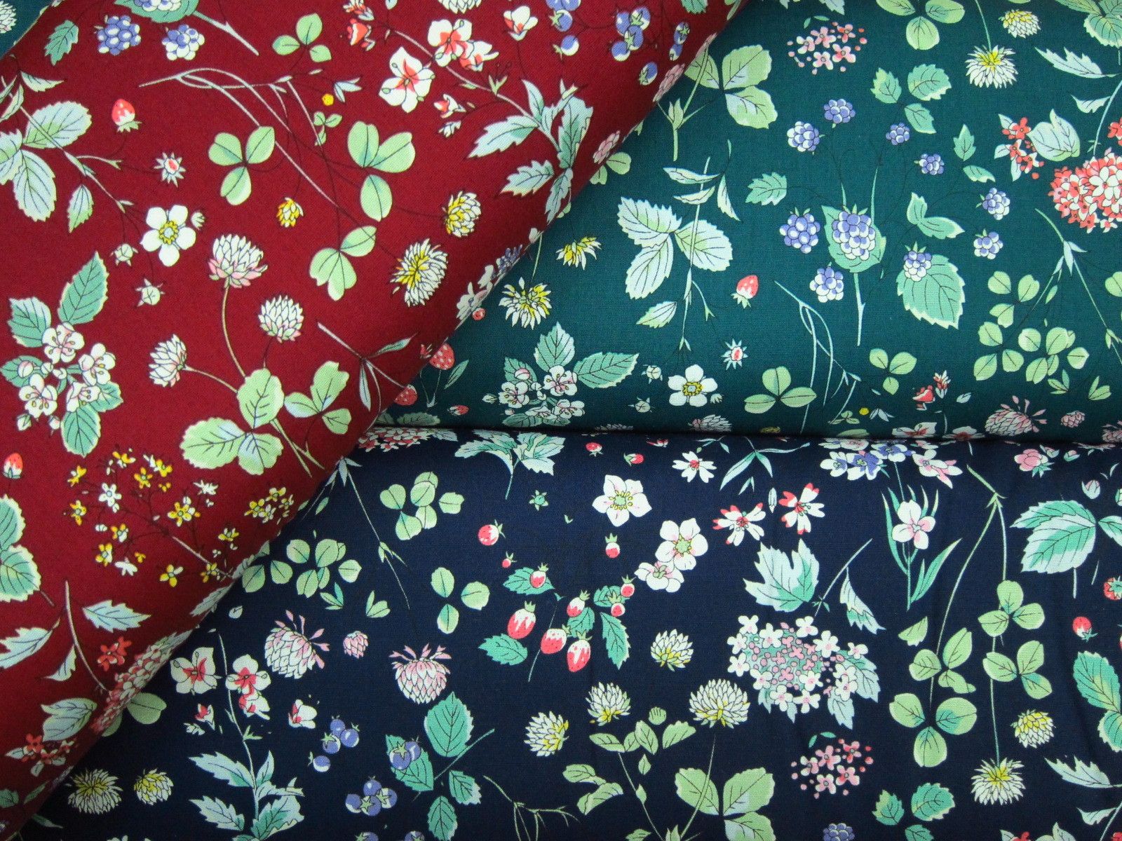 台灣製平織綿布-莓果花-酒紅底、綠底、深藍底-100%純綿、台灣製造