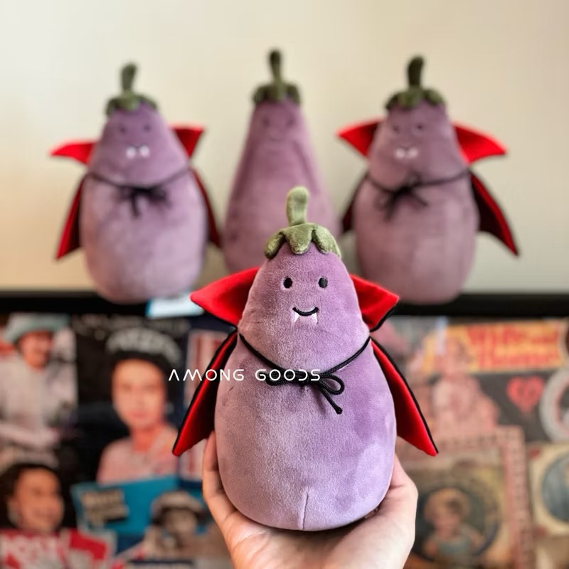 🔥最後現貨🔥AG選物 ➰英國代購 JELLYCAT 2024 吸血鬼 茄子 趣味玩偶 萬聖節