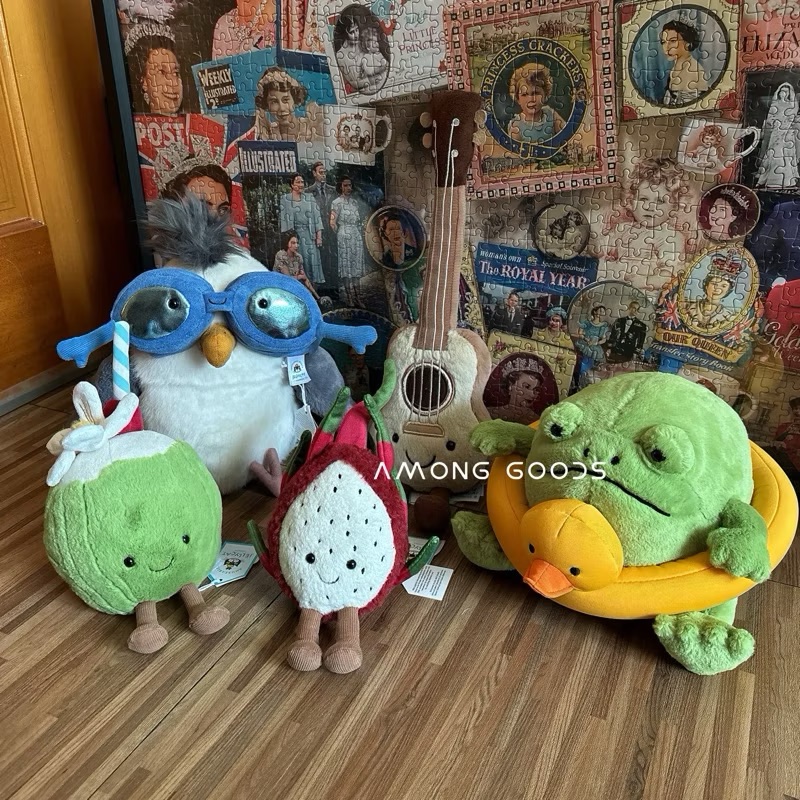 🔥現貨🔥AG選物 ➰英國代購 JELLYCAT 2025 夏季新品 Summer 趣味幽默蛙鏡 烏克麗麗 火龍果 椰