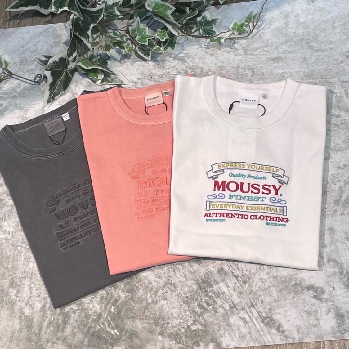 《折扣優惠》日牌 Moussy 彩色刺繡字母logo短tee