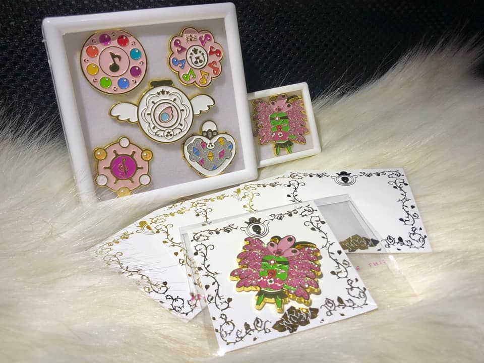 金屬徽章一套（5+1閃特典莉卡）含收納盒+背卡