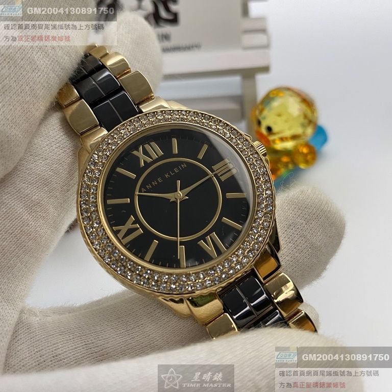 ANNE KLEIN安妮克萊恩女錶，編號AN00553，38mm金色圓形精鋼錶殼，黑色羅馬數字錶面，黑金精鋼錶帶款