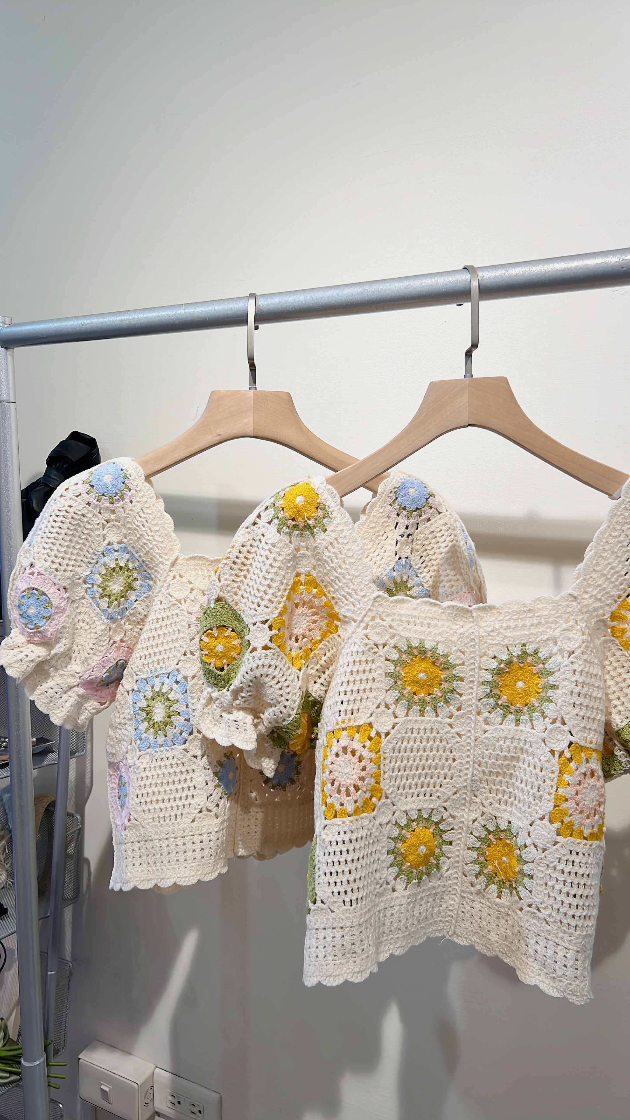 方領澎袖小花上衣