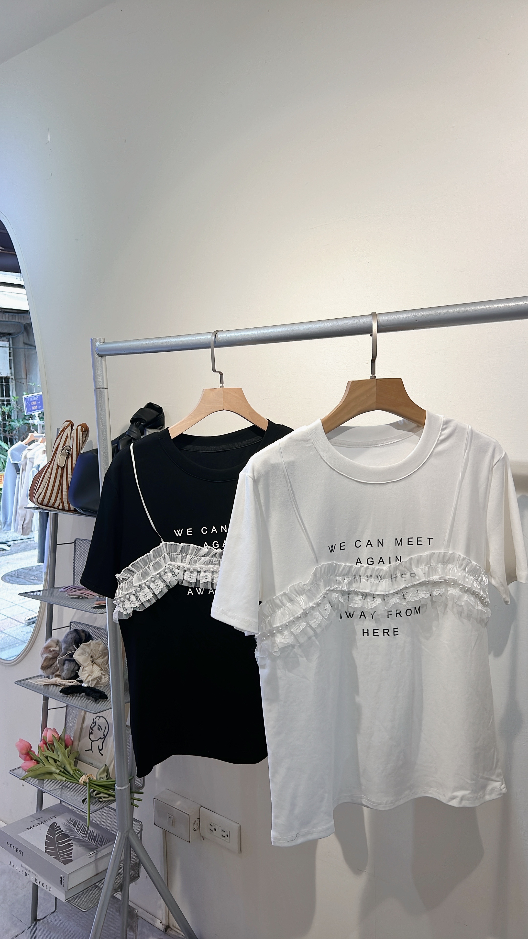 假兩件字母蕾絲棉T