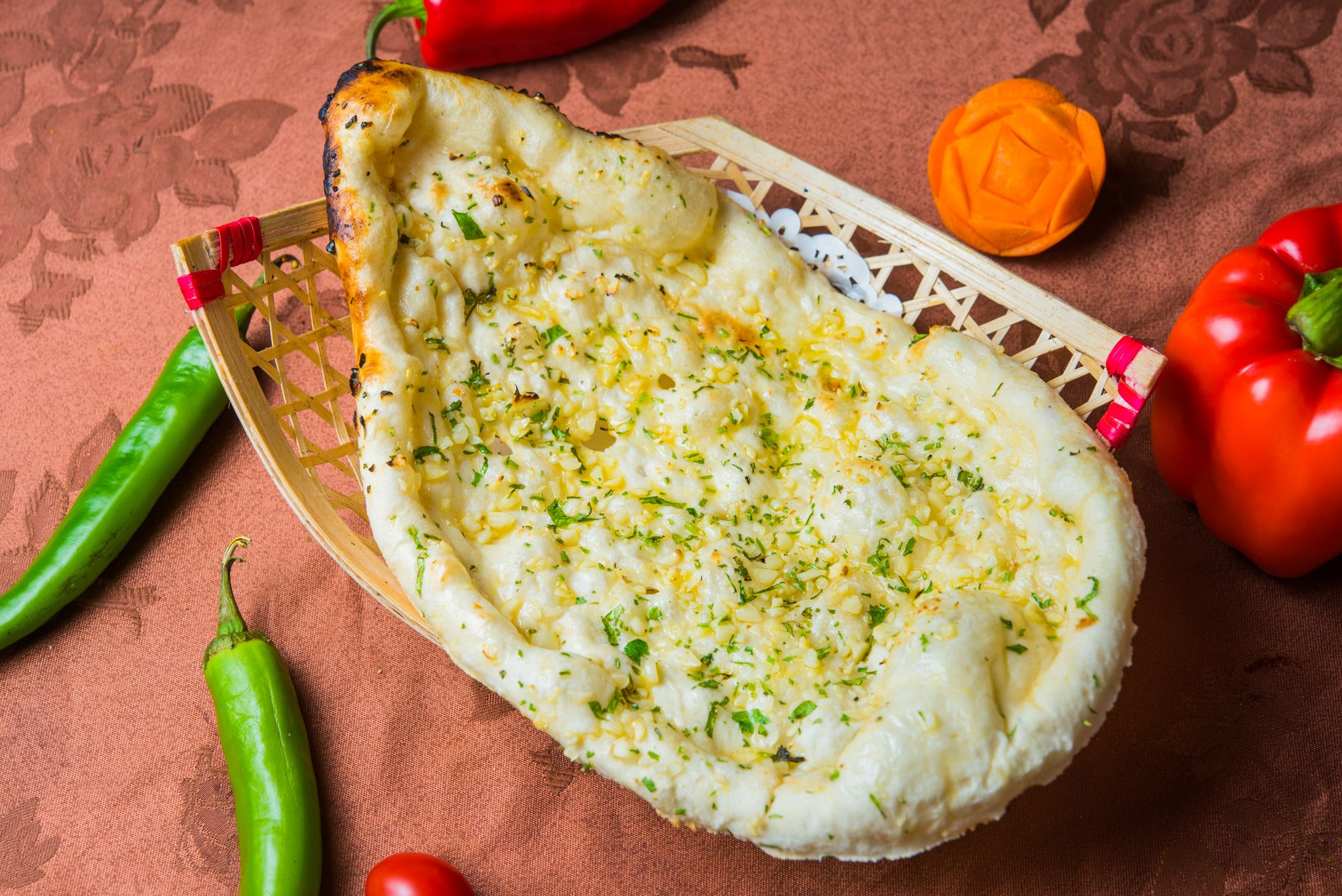 印度大蒜烤餅 Indian Garlic Naan 手打麵皮鋪上新鮮大蒜以傳統印度坦都窯烤爐高溫烘焙出爐後抹上香醇奶油