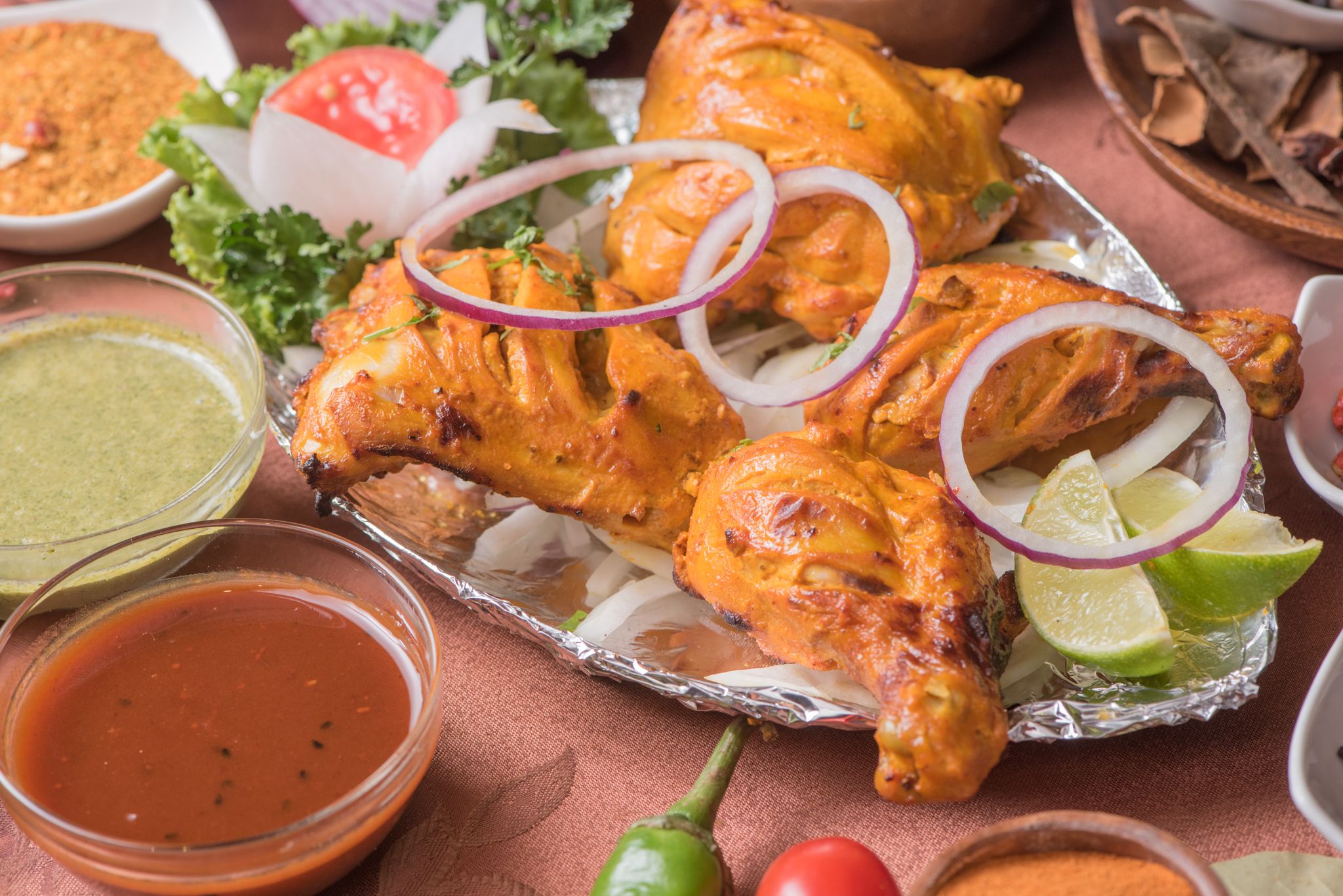 印度招牌酸乳烤雞 Tandoori Chicken 自製優格搭配特製香料醃製的雞腿以坦都窯烤爐高溫炭烤，印度指標性的美食