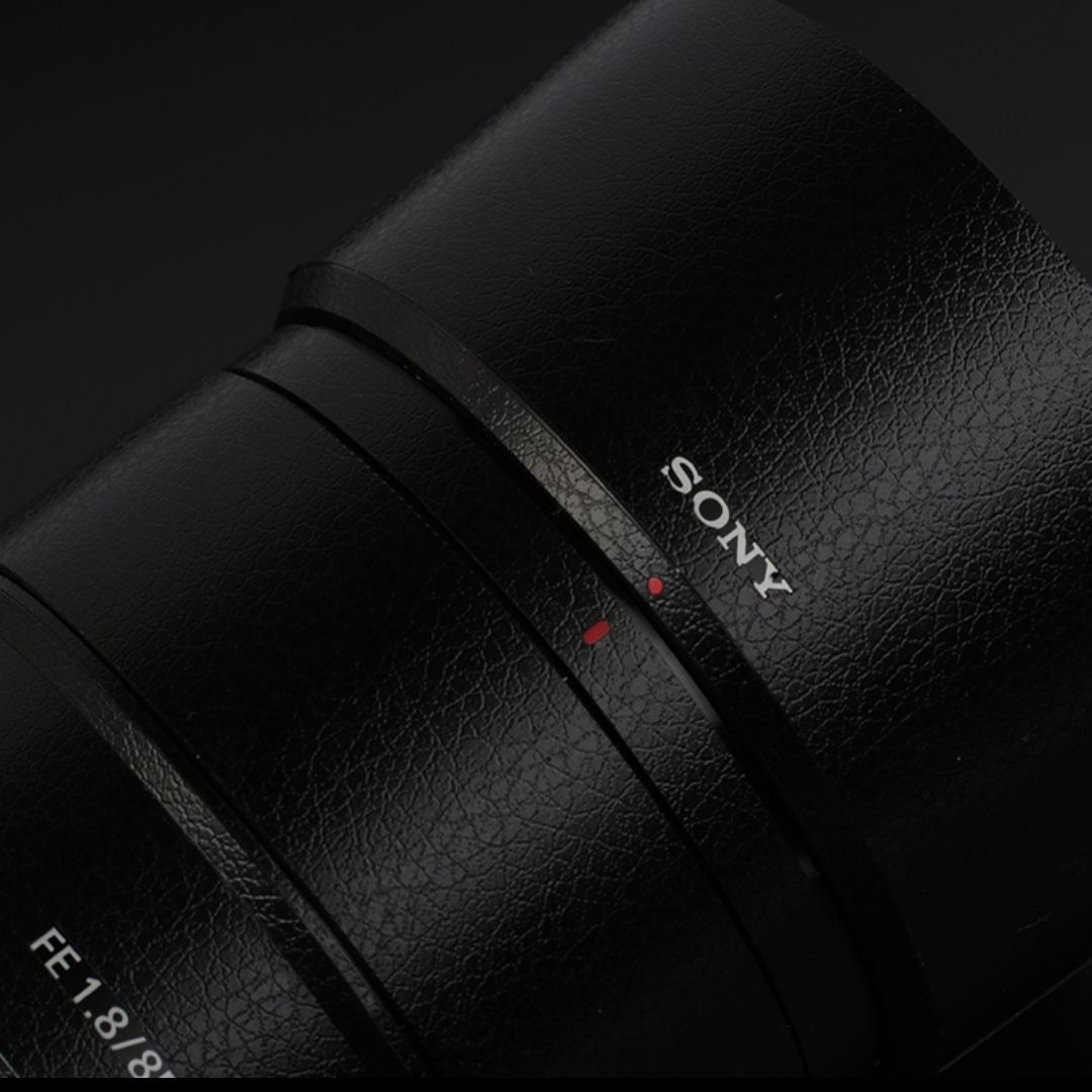 『SONY FE 85mm F1.8 鏡頭貼膜（蒙皮紋款式）』