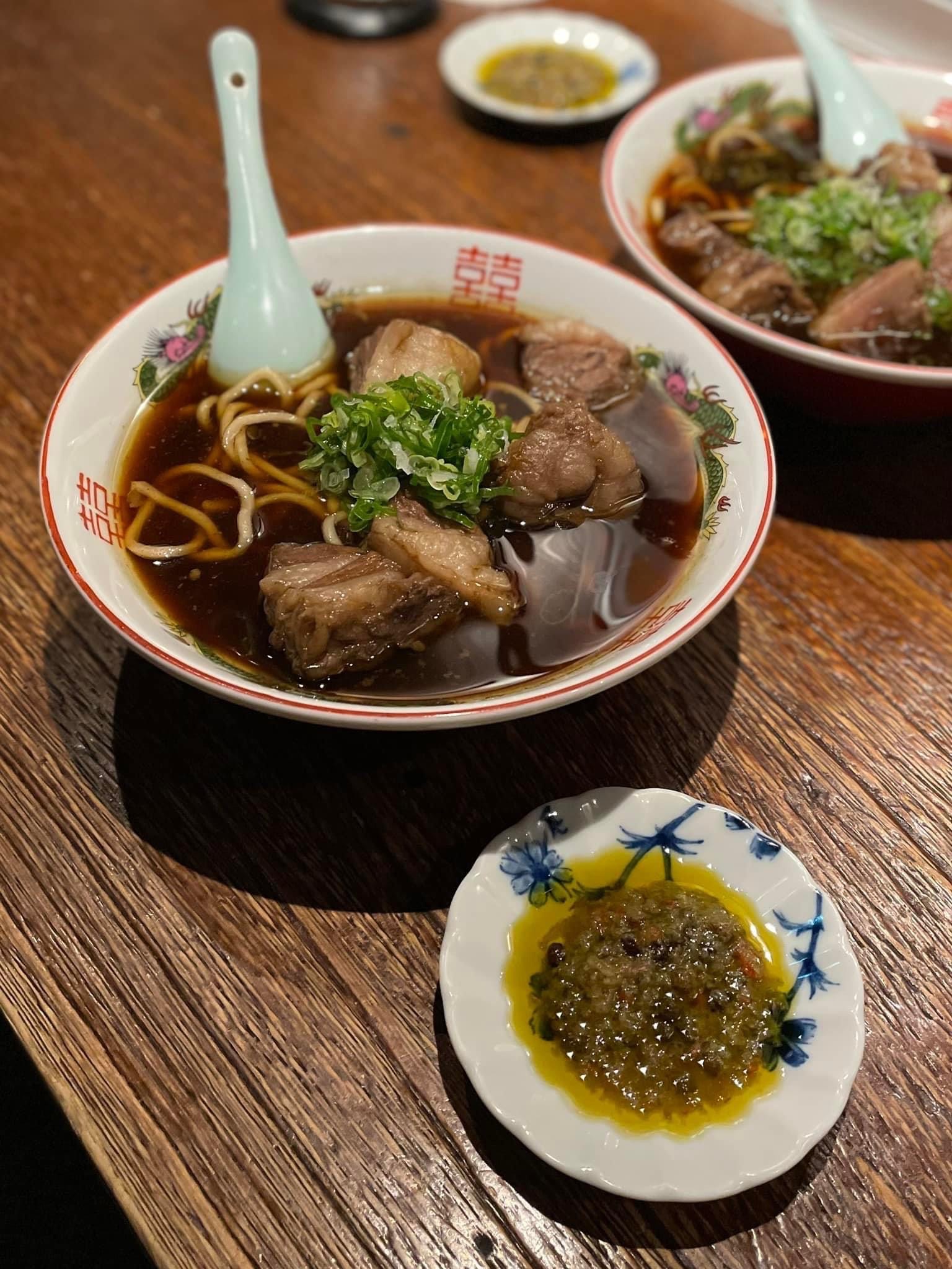 擺酒招牌漢方牛肉麵（有原版的中粗拉麵、細拉麵可選，麻煩備註寫一下，未備註一律出貨中粗麵）