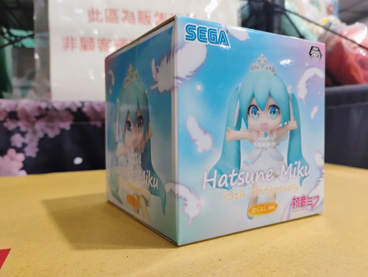 SEGA 初音未來 15th Ver. 坐坐迷你公仔 手舉高  非痘痘眼