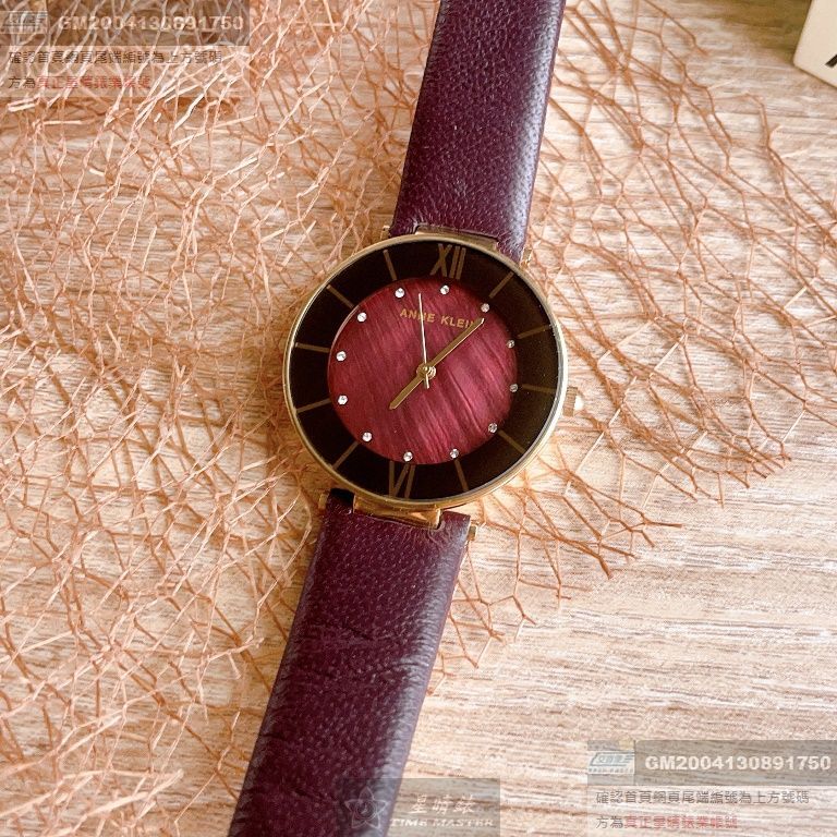 AnneKlein手錶，編號AN00353，30mm玫瑰金圓形精鋼錶殼，酒紅色羅馬數字錶面，酒紅色真皮皮革錶帶款