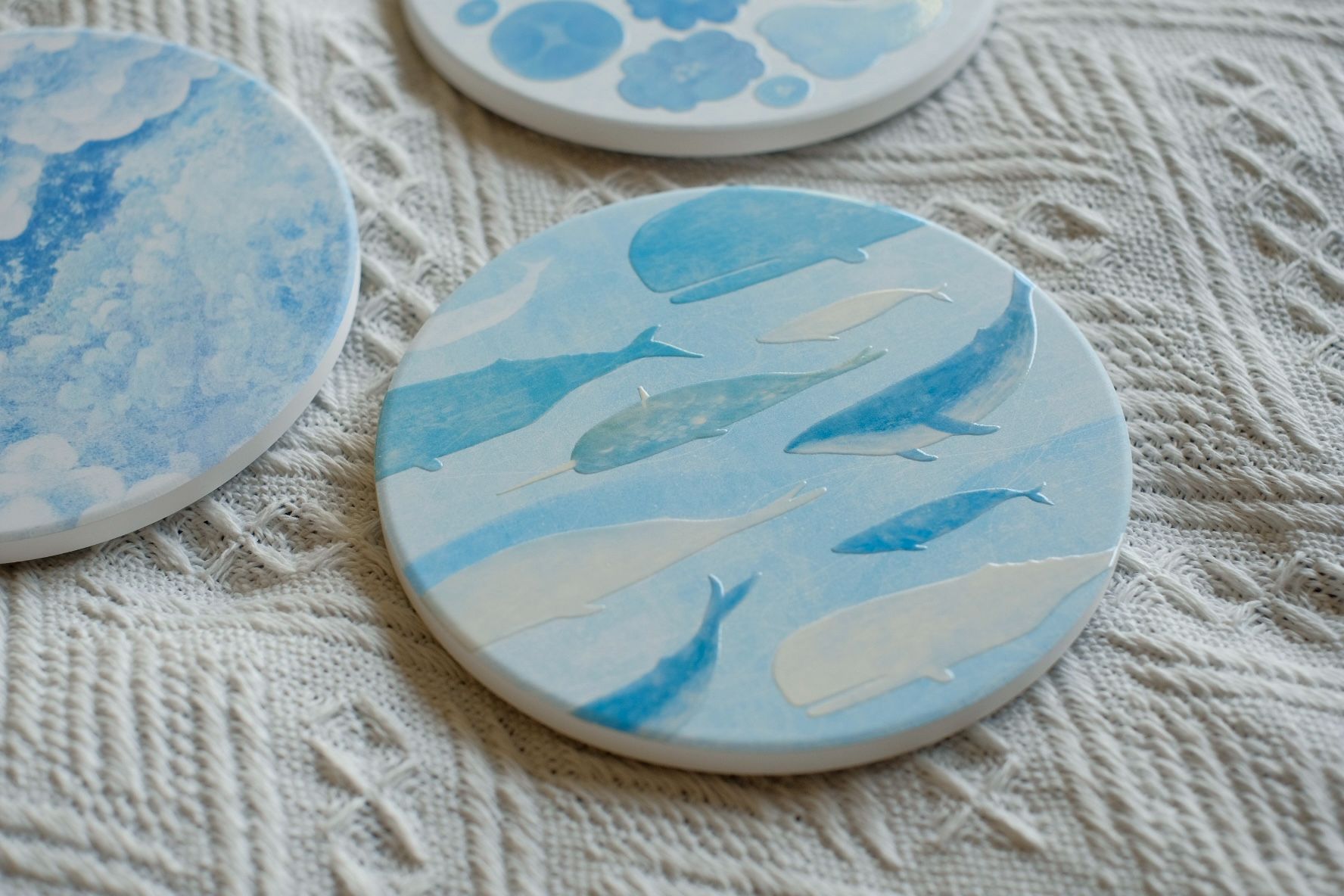 晶透浮雕陶瓷杯墊 - 鯨魚的陪伴