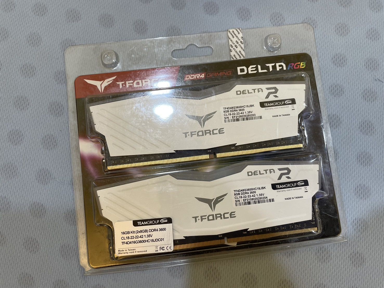 DELTA / 炫光 RGB DDR4 3600 桌上型記憶體 白