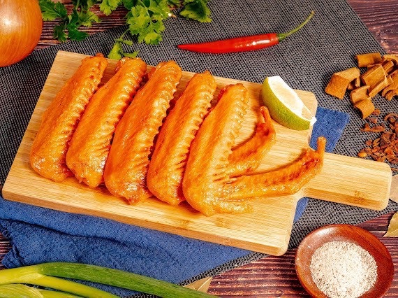 《888燻茶鵝．滷味》 蜂蜜煙燻鴨翅，香到骨隨都有味道