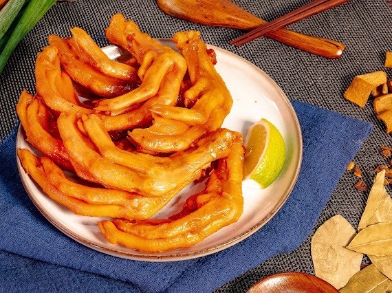 《888燻茶鵝．滷味》 蜂蜜煙燻鴨腳