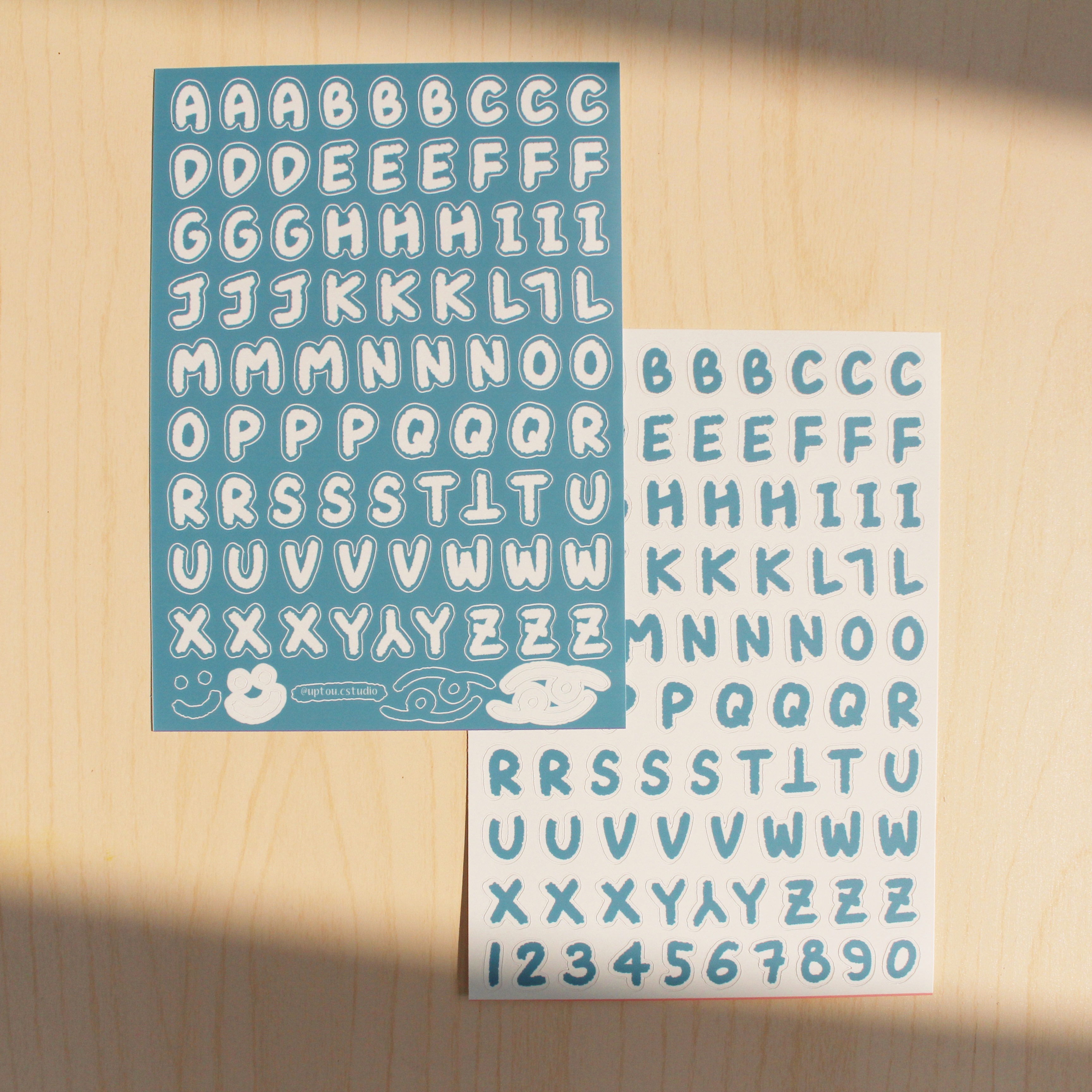 uptou.c studio 手寫字母貼紙〈BLUE MOON〉2入 防水霧膜合成材質