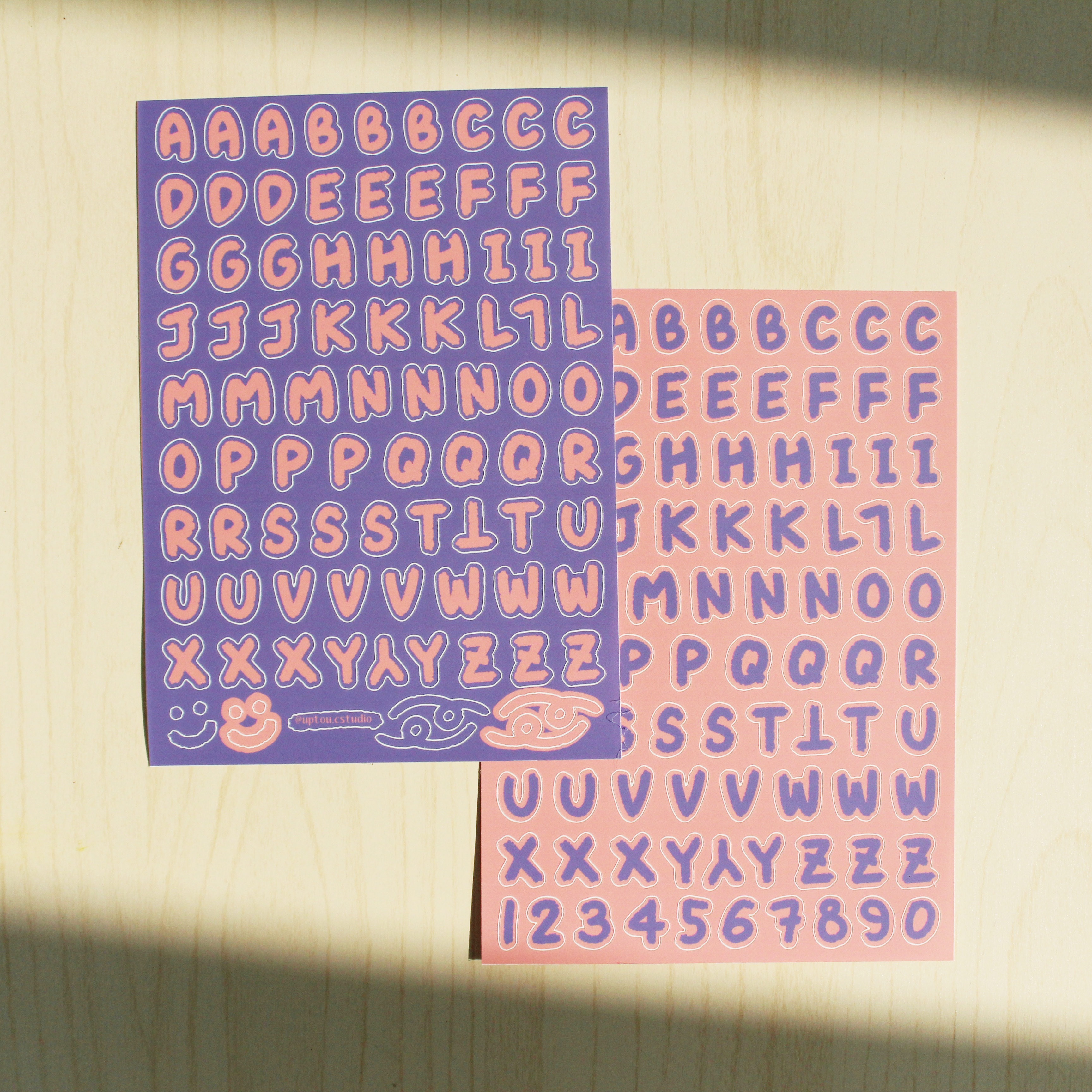 uptou.c studio 手寫字母貼紙〈VIOLET LIGHT〉 2入 防水霧膜合成材質