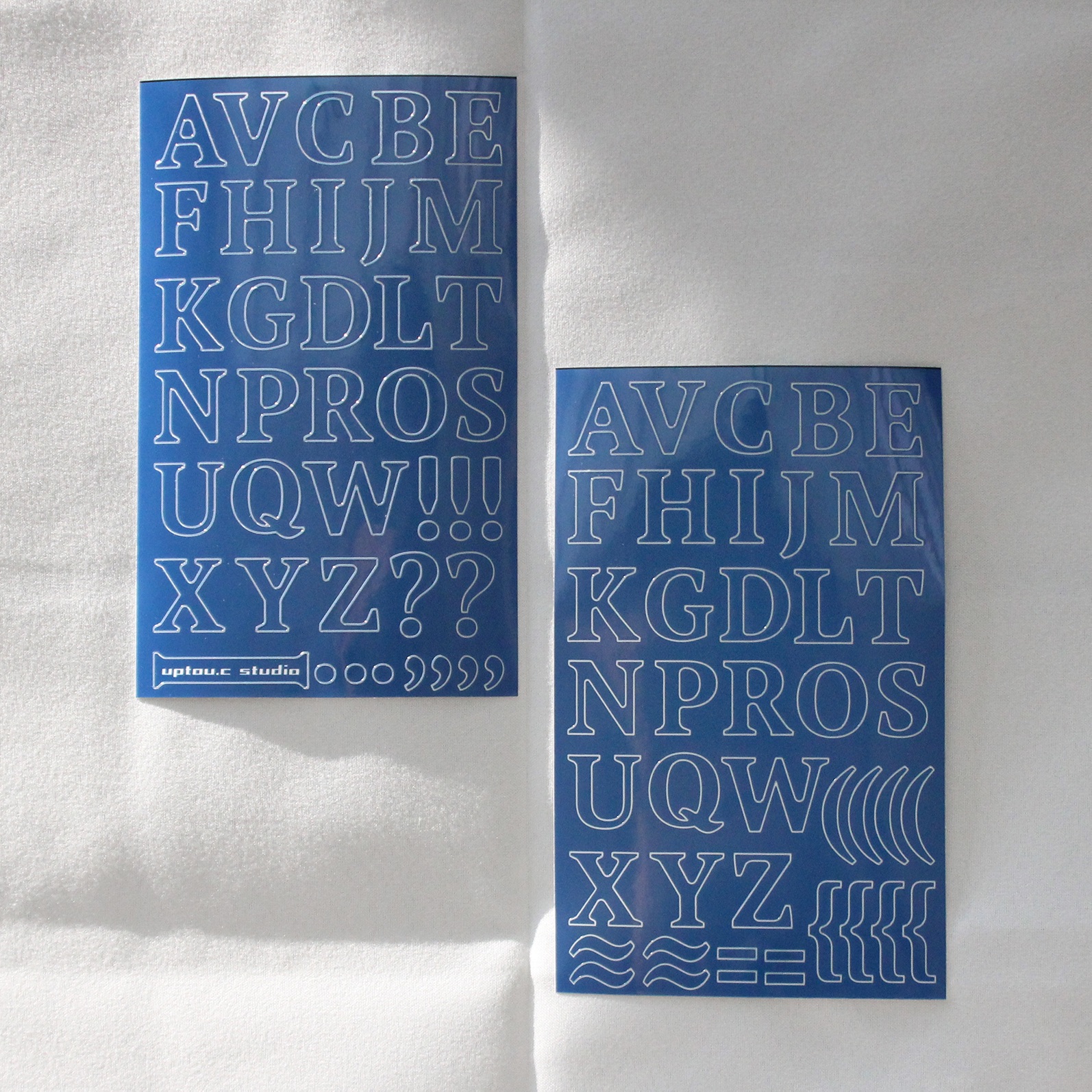 uptou.c studio serif font 字母貼紙 〈BLUE〉