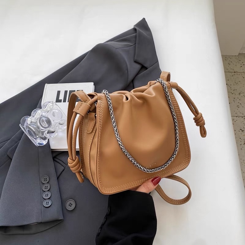 （現貨棕）高級PU軟皮褶皺單肩斜跨包