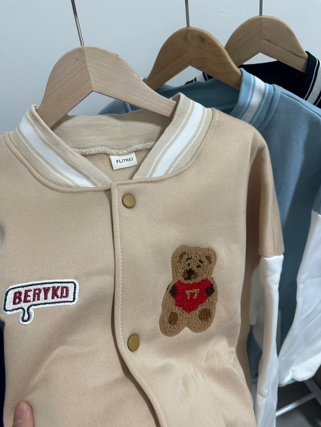 （現貨出清）小熊刺繡棒球外套