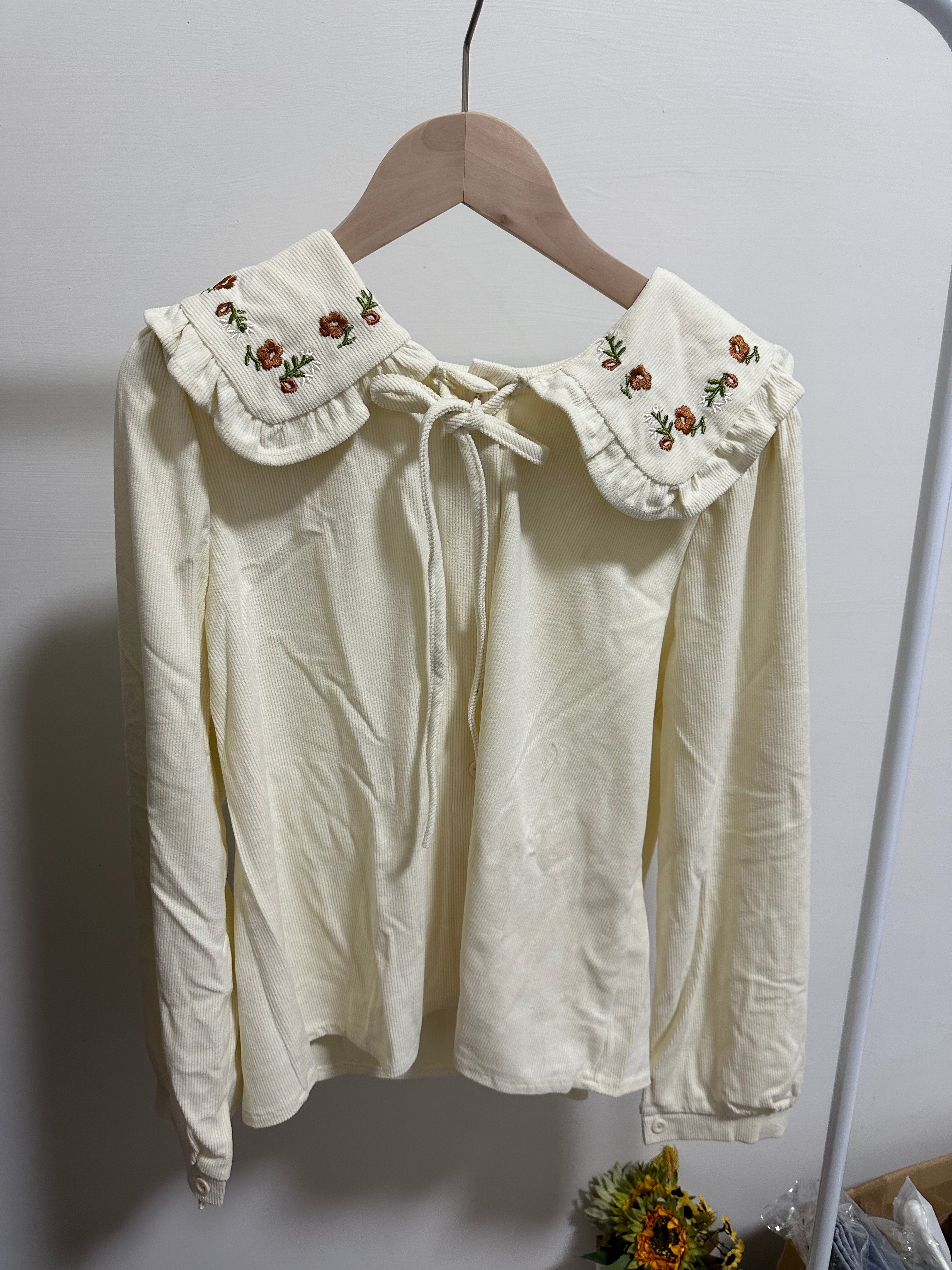 （小小瑕疵）荷葉邊花朵刺繡坑條衣