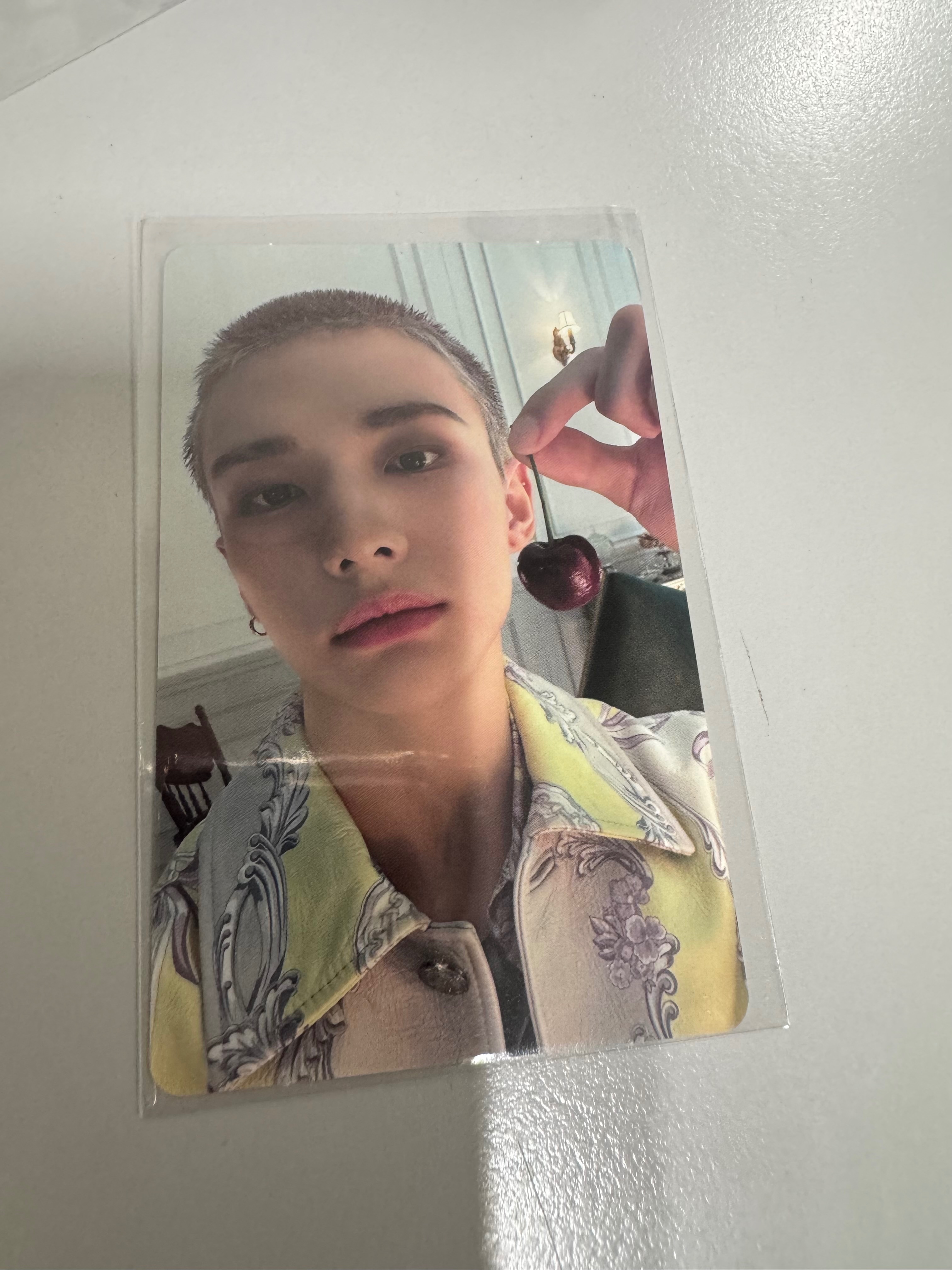 28. Hollow專輯內容物